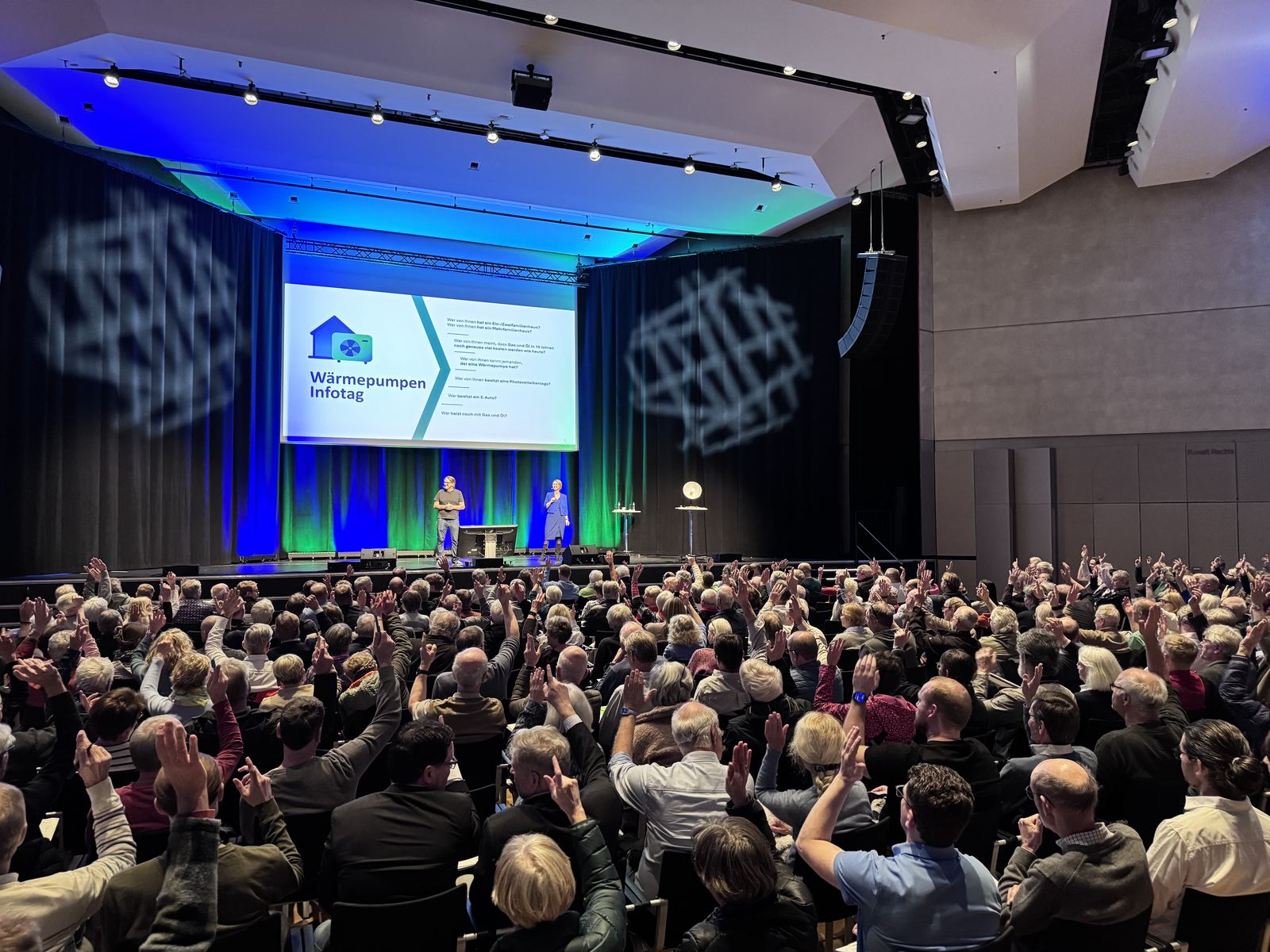 550 Besucher:innen beim Wärmepumpen-Infotag in Gütersloh im großen Saal. Foto: Nadine Henke