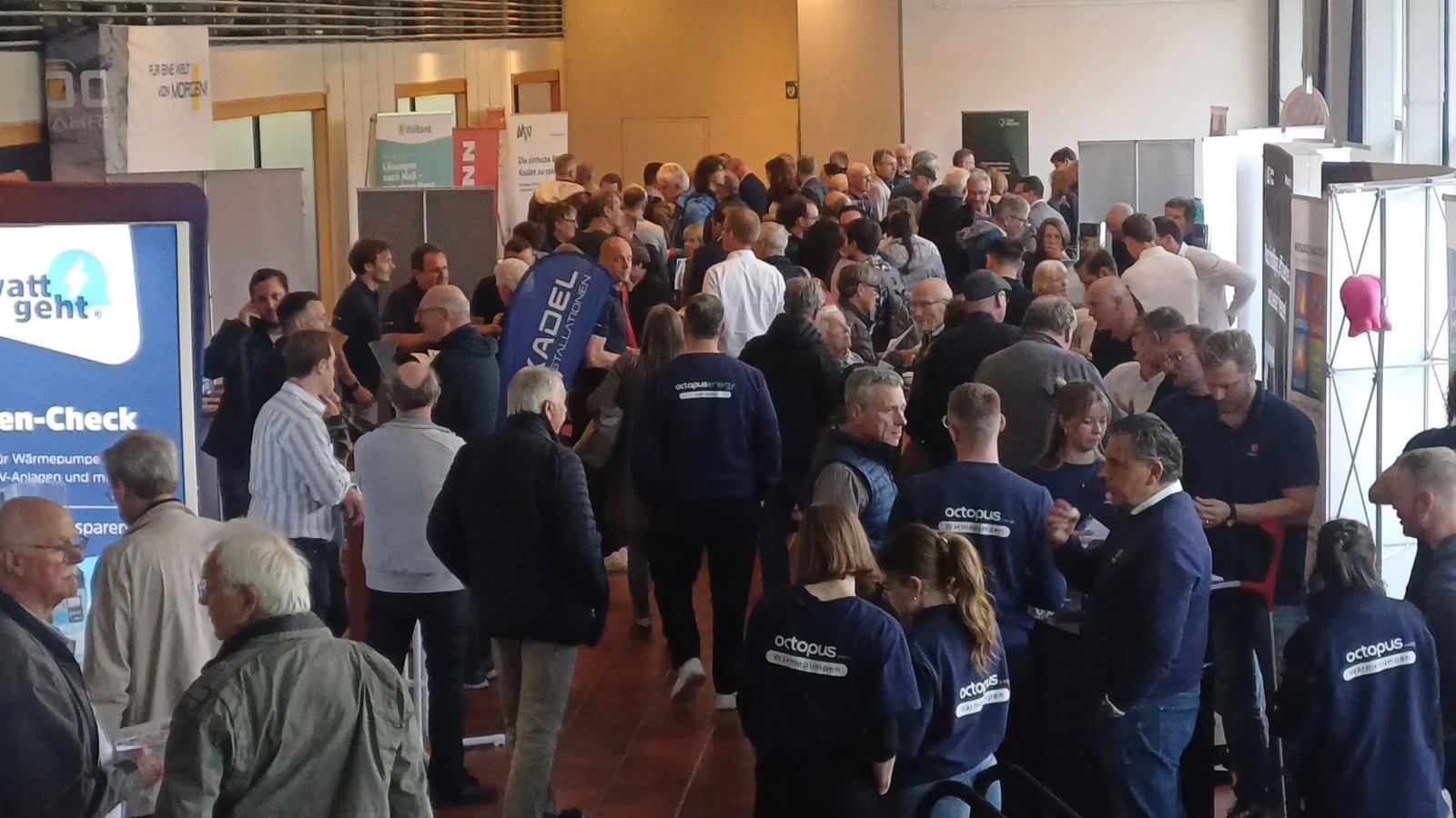 Mehr als 400 Bürger:innen beim Wärmepumpen-Infotag in Weinheim an der Bergstraße. Foto: Stadt Weinheim / Bernd Kreutzer
