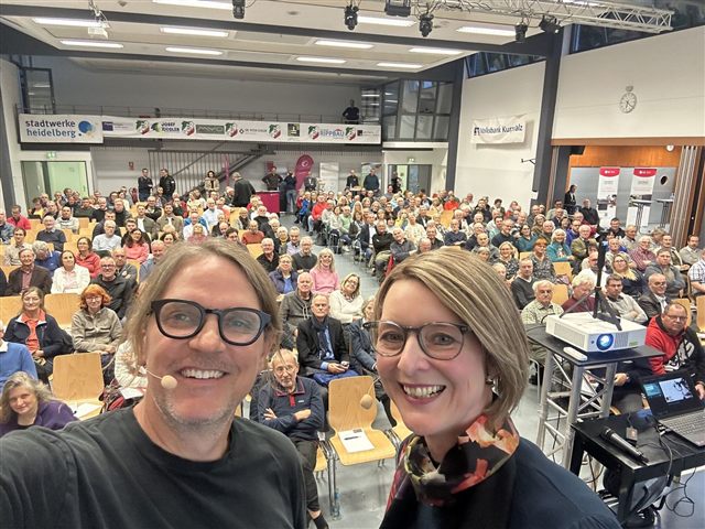 Selfie mit vollem Saal beim Wärmepumpen-Infotag in Heidelberg