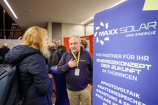 Beratungsgespräch am Stand beim Wärmepumpen-Infotag in Erfurt