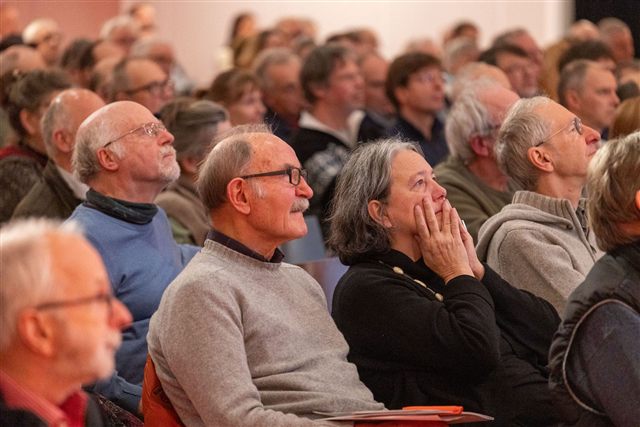 Besucher:innen verfolgen konzentriert den Vortrag beim Wärmepumpen-Infotag in Stuttgart