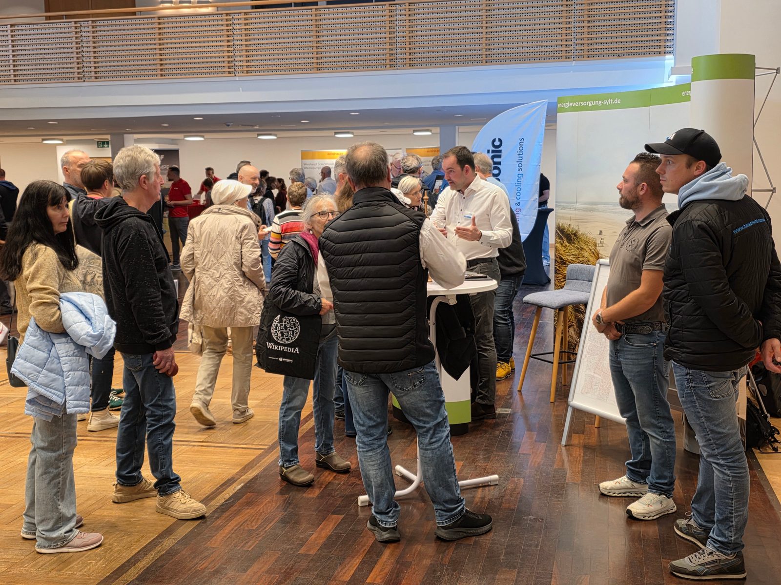 Gespräche am Stand der Energieversorgung Sylt (EVS) beim Wärmepumpen-Infotag im Congress Centrum Sylt.
