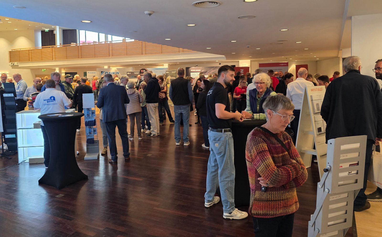 Beratungsmarathon im Foyer des Congress Centrum Sylt: Besucherinnen und Besucher sprechen an den Herstellerständen mit Wärmepumpen-Experten.