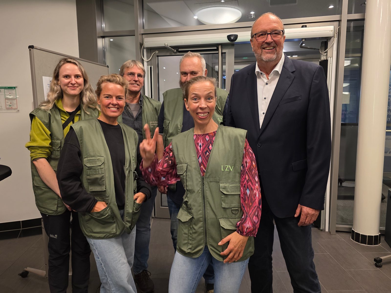 Das Team des Landschaftszweckverbands Sylt in grünen LZV-Westen beim Wärmepumpen-Infotag in Westerland.