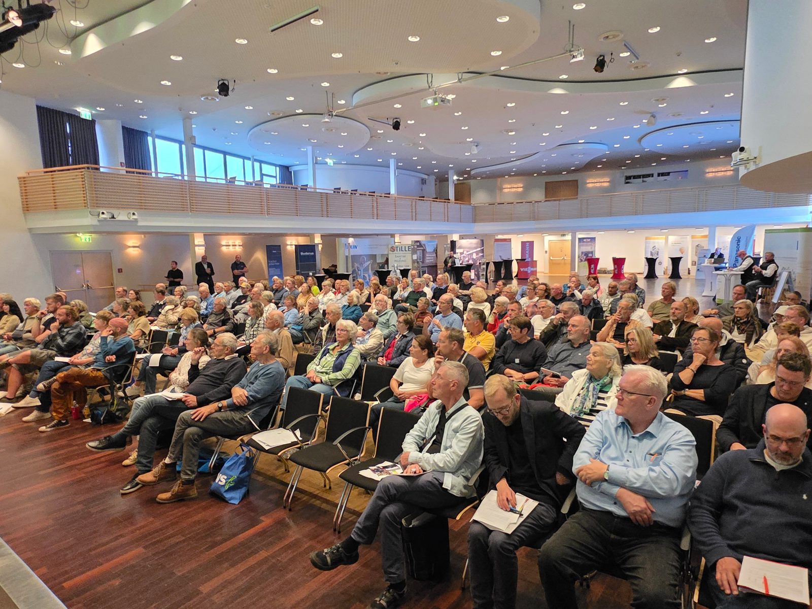 Volle Stuhlreihen beim ersten Wärmepumpen-Infotag auf Sylt: Rund 270 Gäste informieren sich im Congress Centrum Sylt über die Wärmepumpe.