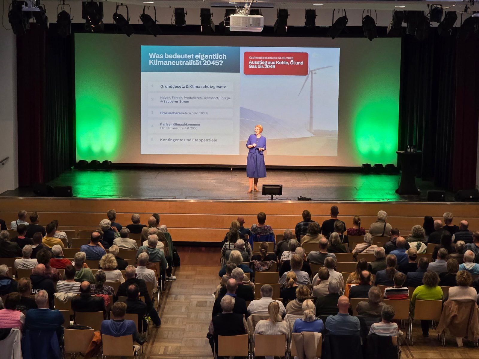 Anja Floetenmeyer-Woltmann spricht beim Wärmepumpen-Infotag Sylt im Congress Centrum Sylt in Westerland vor vollem Saal über Klimaneutralität 2045.