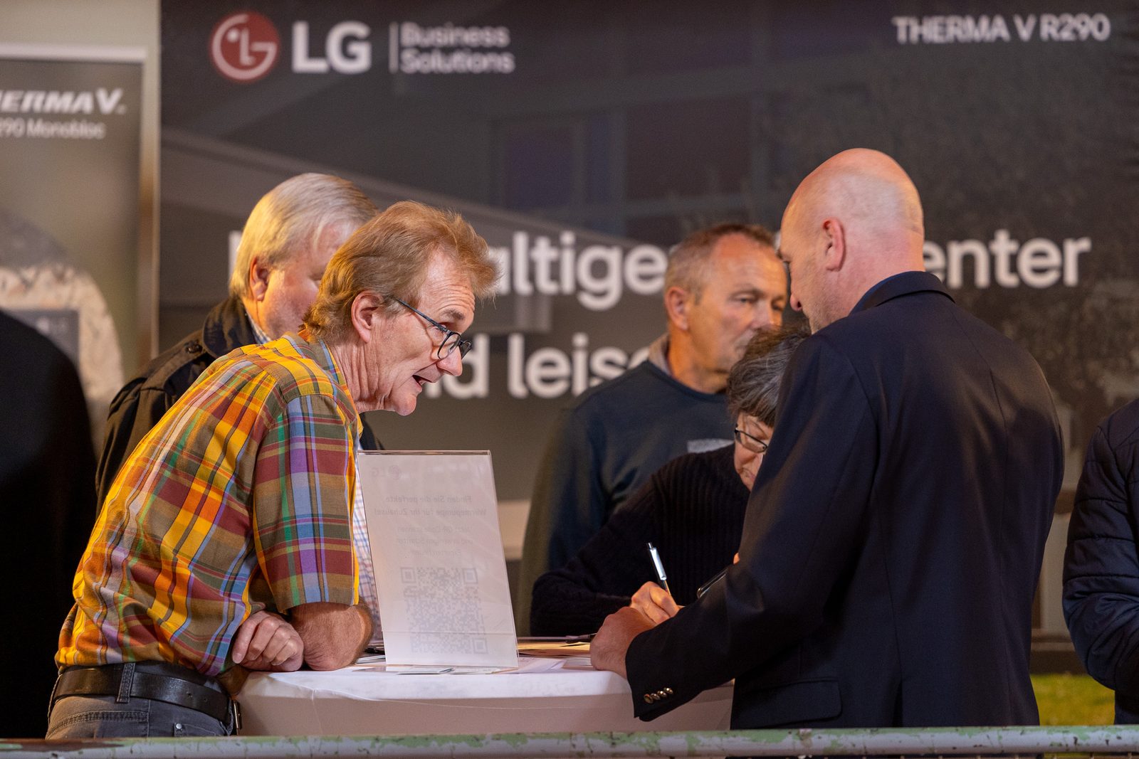 Beratung am Stand von LG