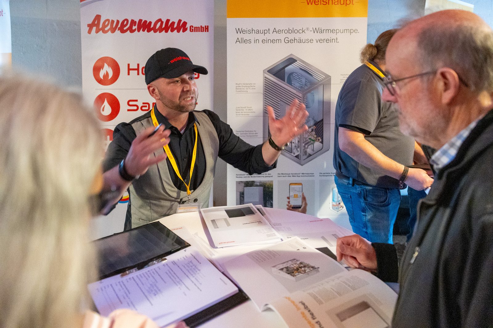Beratung am Stand des Fachbetriebs Aevermann