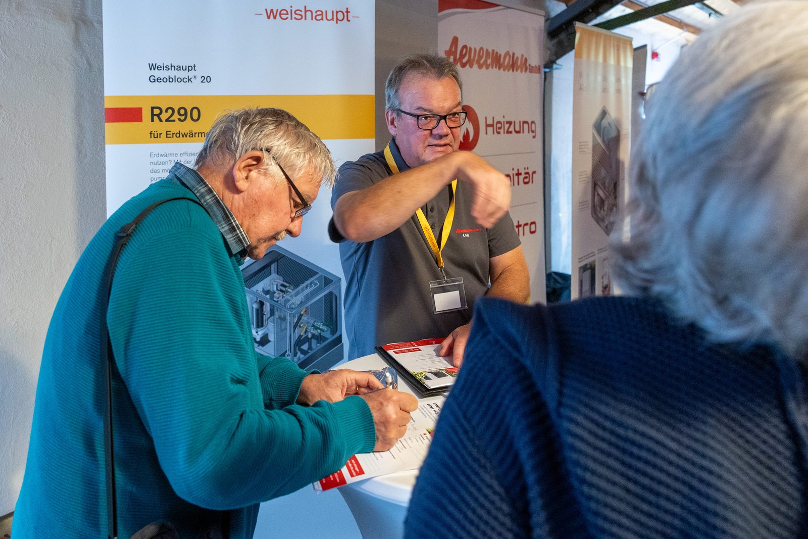 Beratung am Stand von Weishaupt