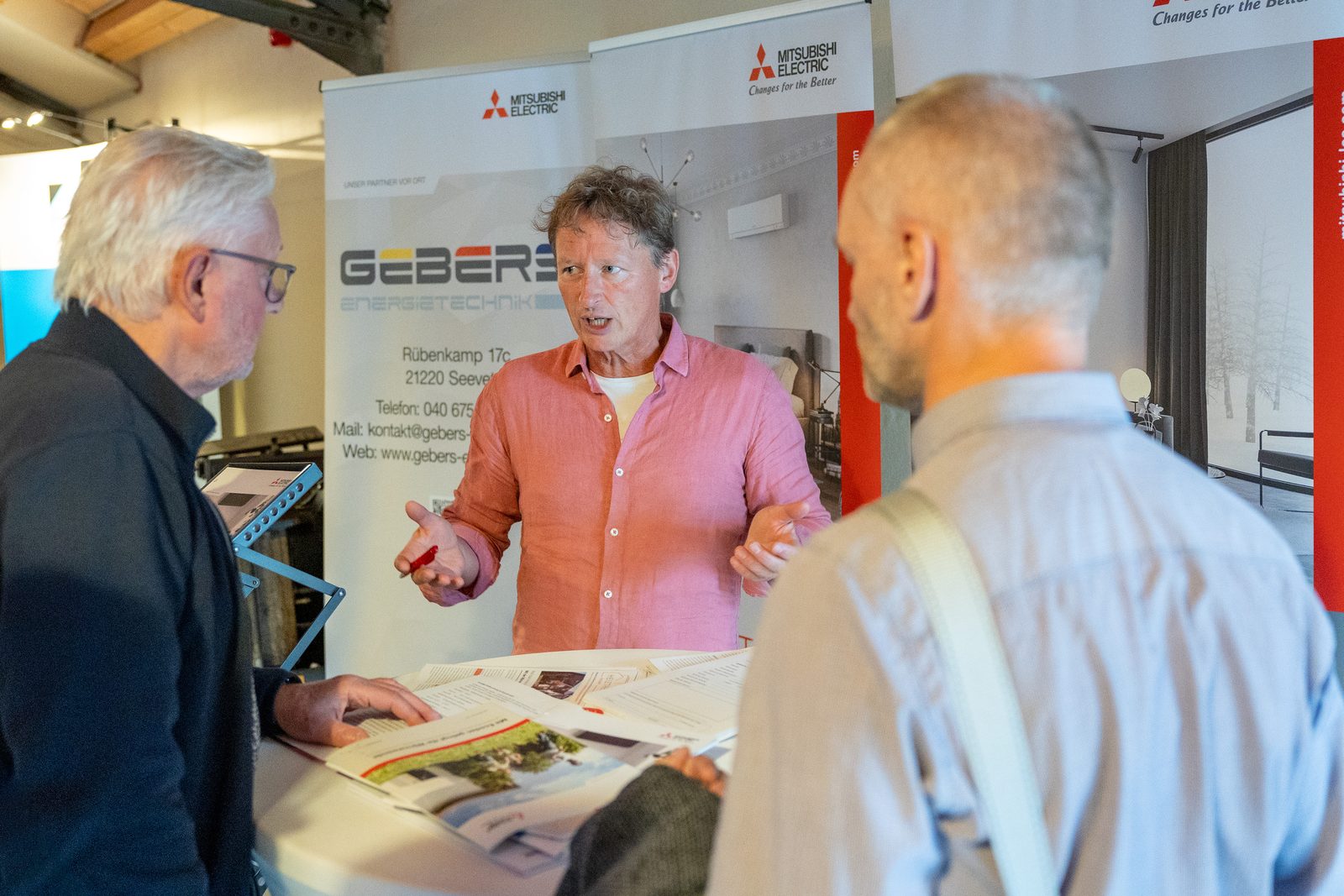 Beratung am Stand von Mitsubishi Electric