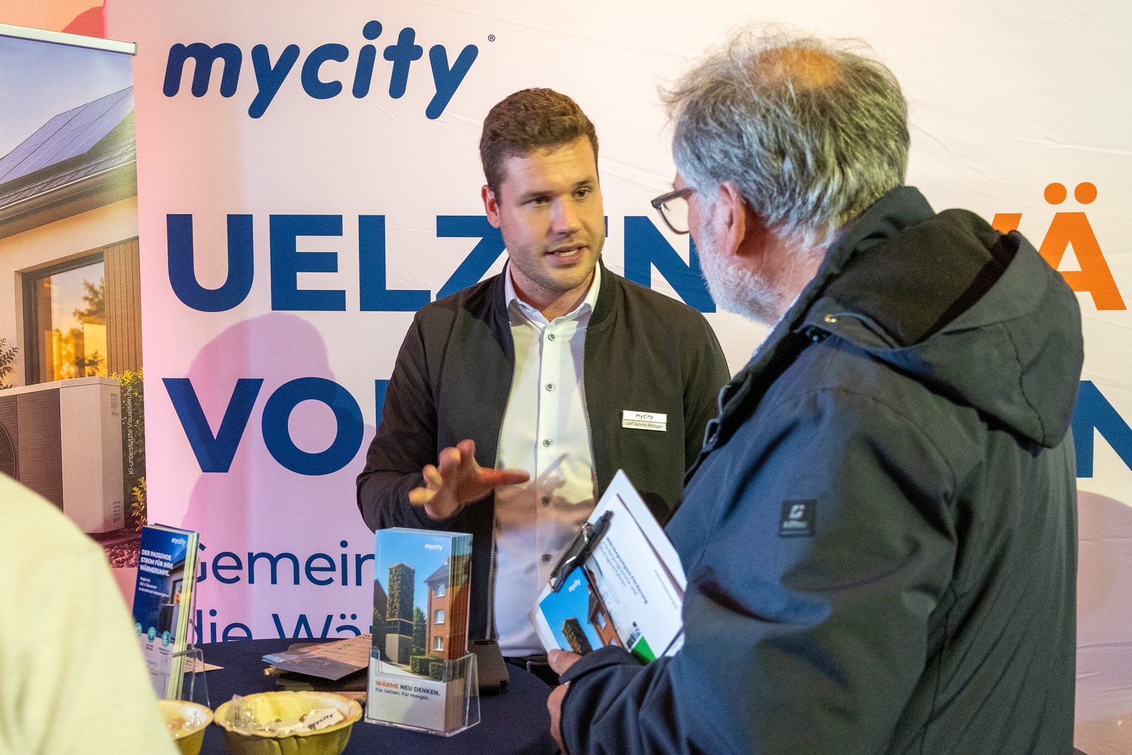 Gespräch am Stand der Stadtwerke Uelzen (mycity)