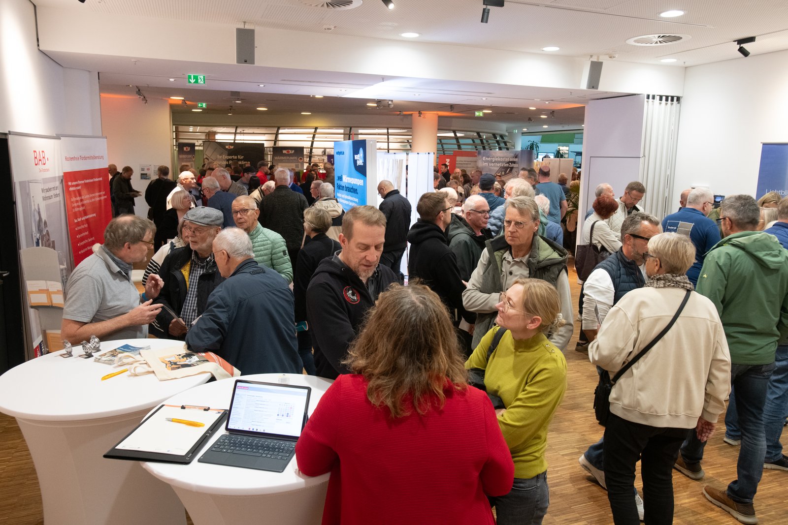 Dichtes Gedränge im Beratungsmarathon: Besucher:innen im Gespräch mit Fachleuten an den Ständen