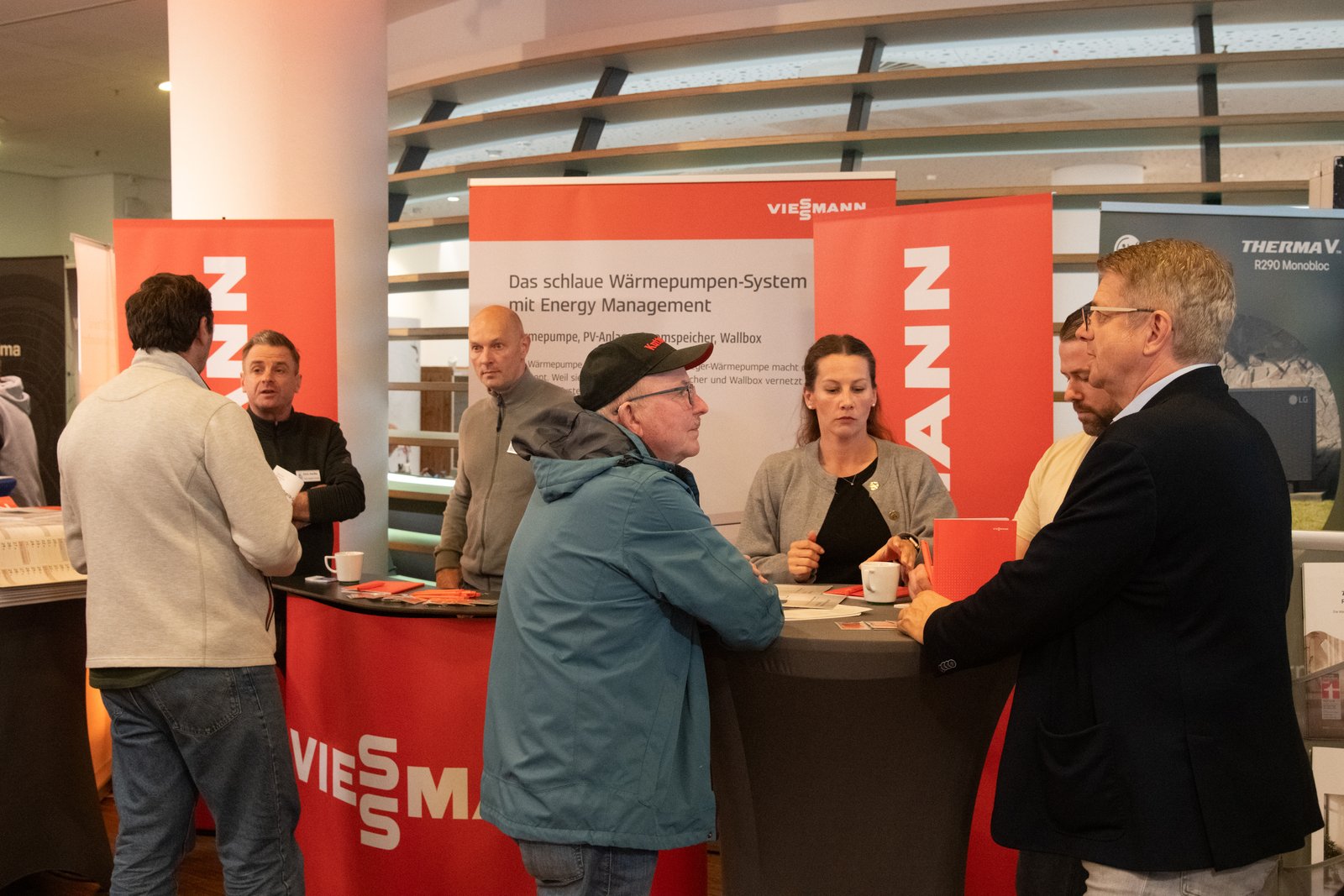 Beratung am Stand von Viessmann