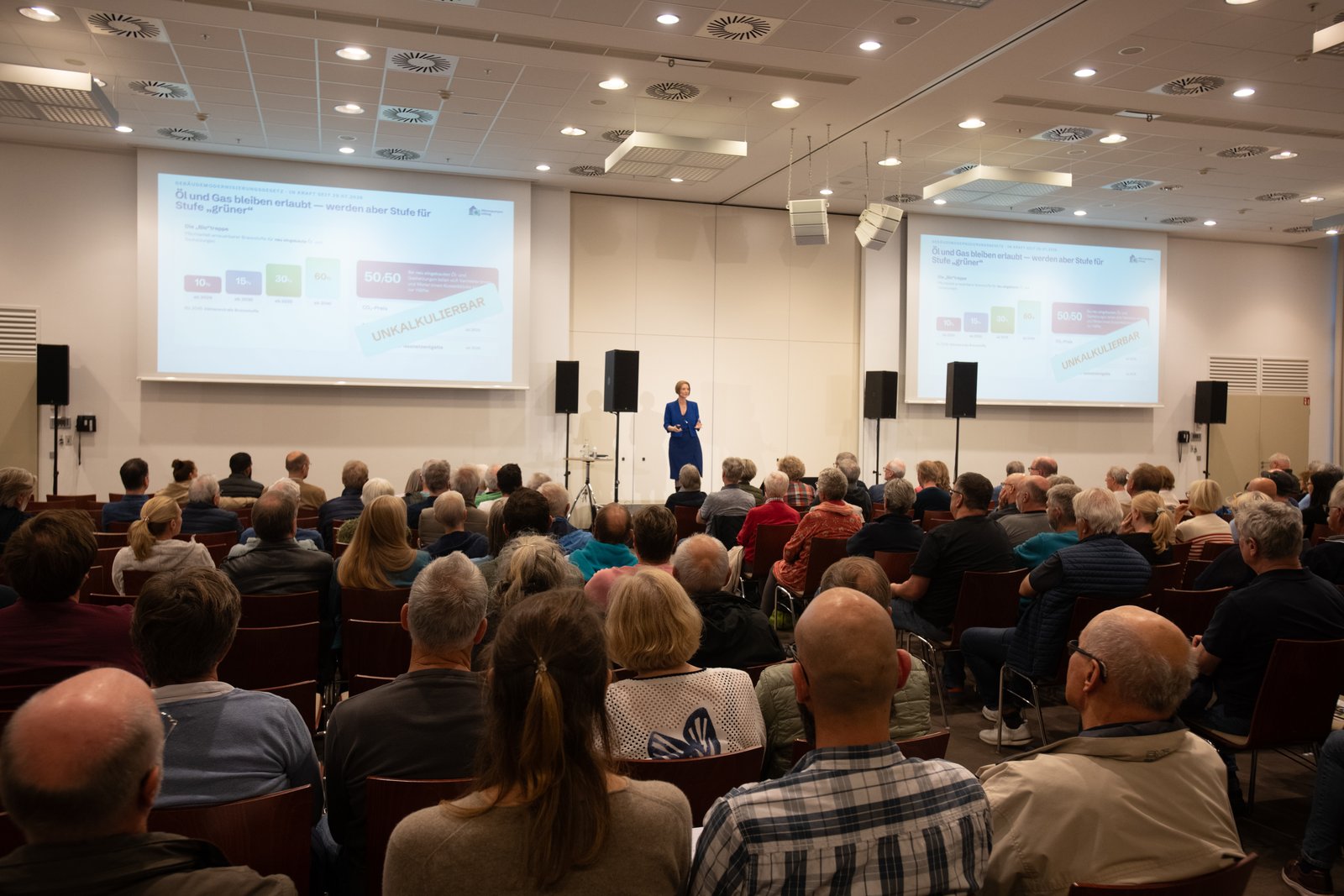Blick über das voll besetzte Publikum auf die Bühne im Konferenzsaal des Atlantic Hotel Sail City
