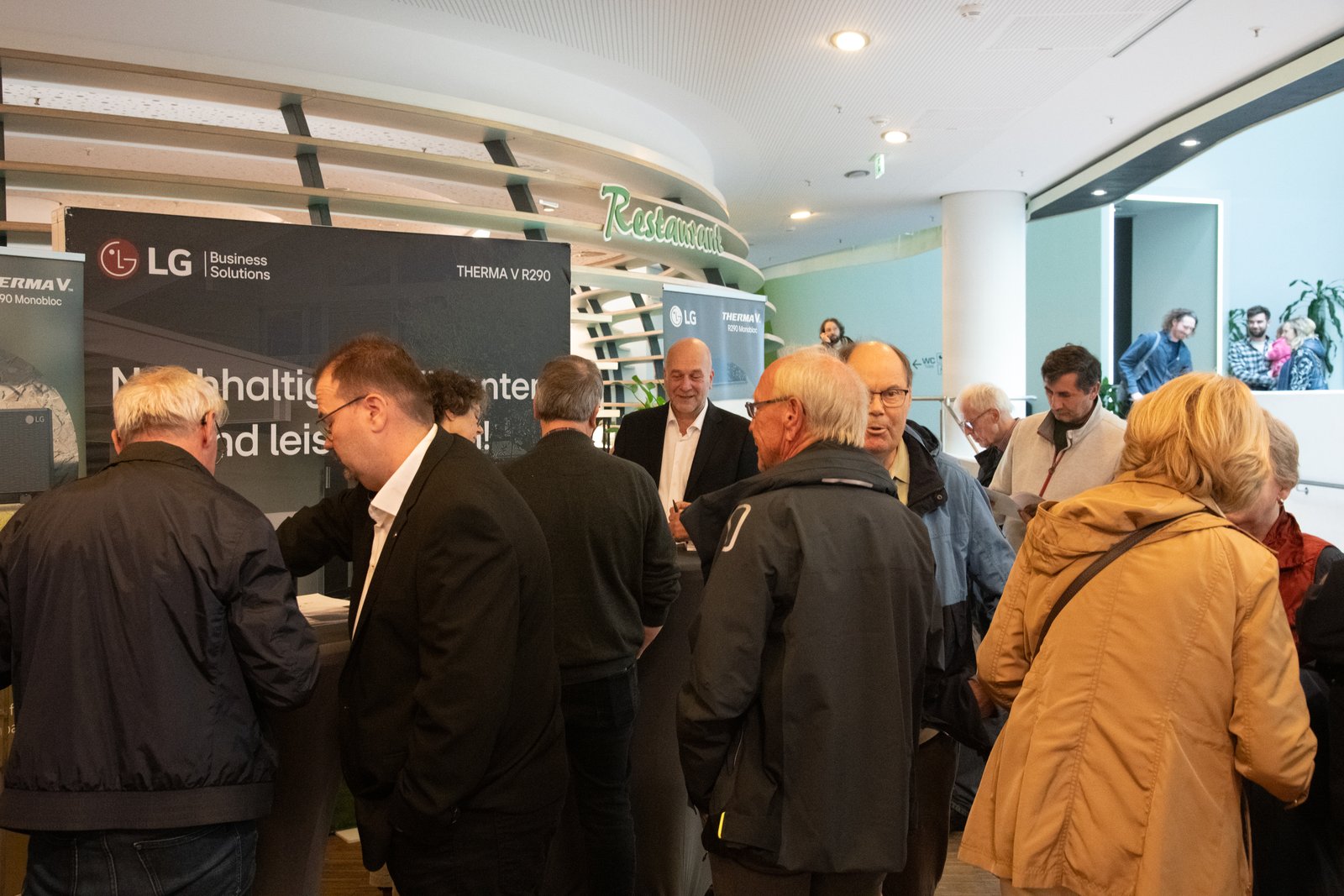 Beratung am Stand von LG