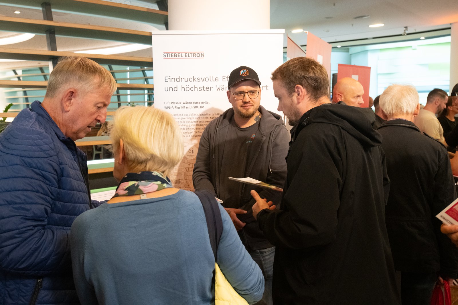 Beratung am Stand von Stiebel Eltron