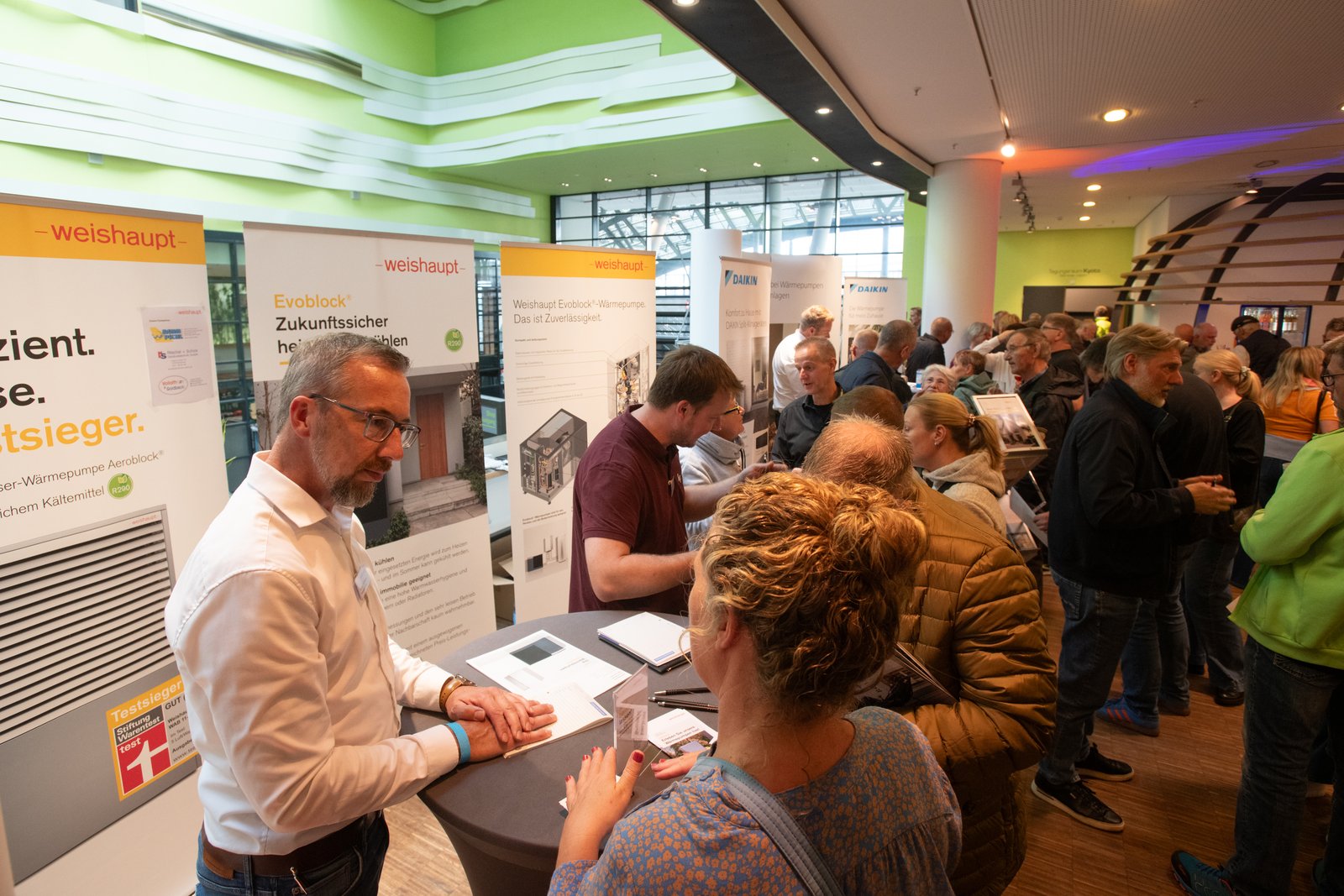 Beratung am Stand von Weishaupt