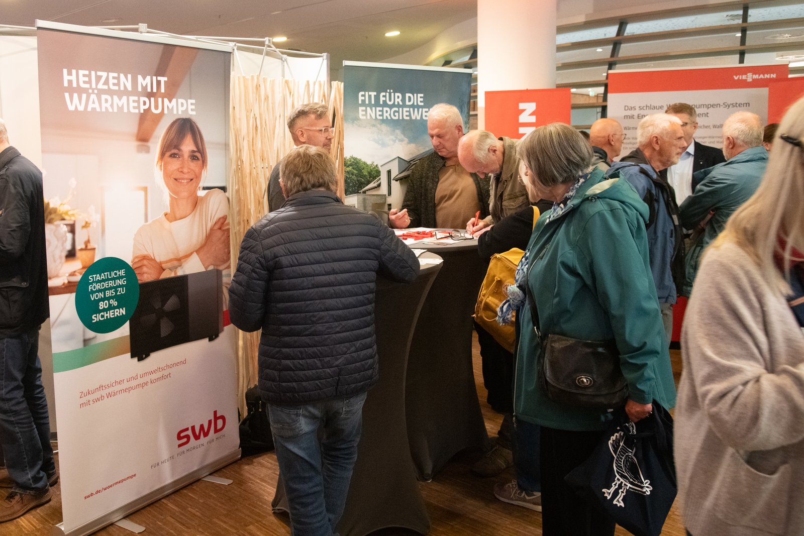 Beratung am Stand von swb