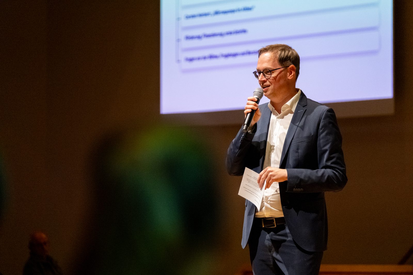 Oberbürgermeister Sebastian Wolf begrüßt die Gäste des Wärmepumpen-Infotags