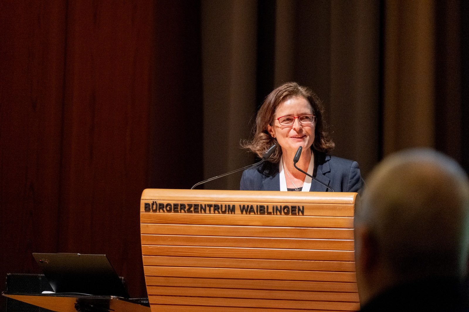 Ulrike Pfab von der Energieagentur Rems-Murr begrüßt das Publikum im Ghibellinensaal