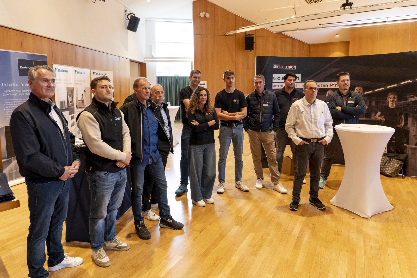 Briefing der Aussteller:innen vor dem Einlass