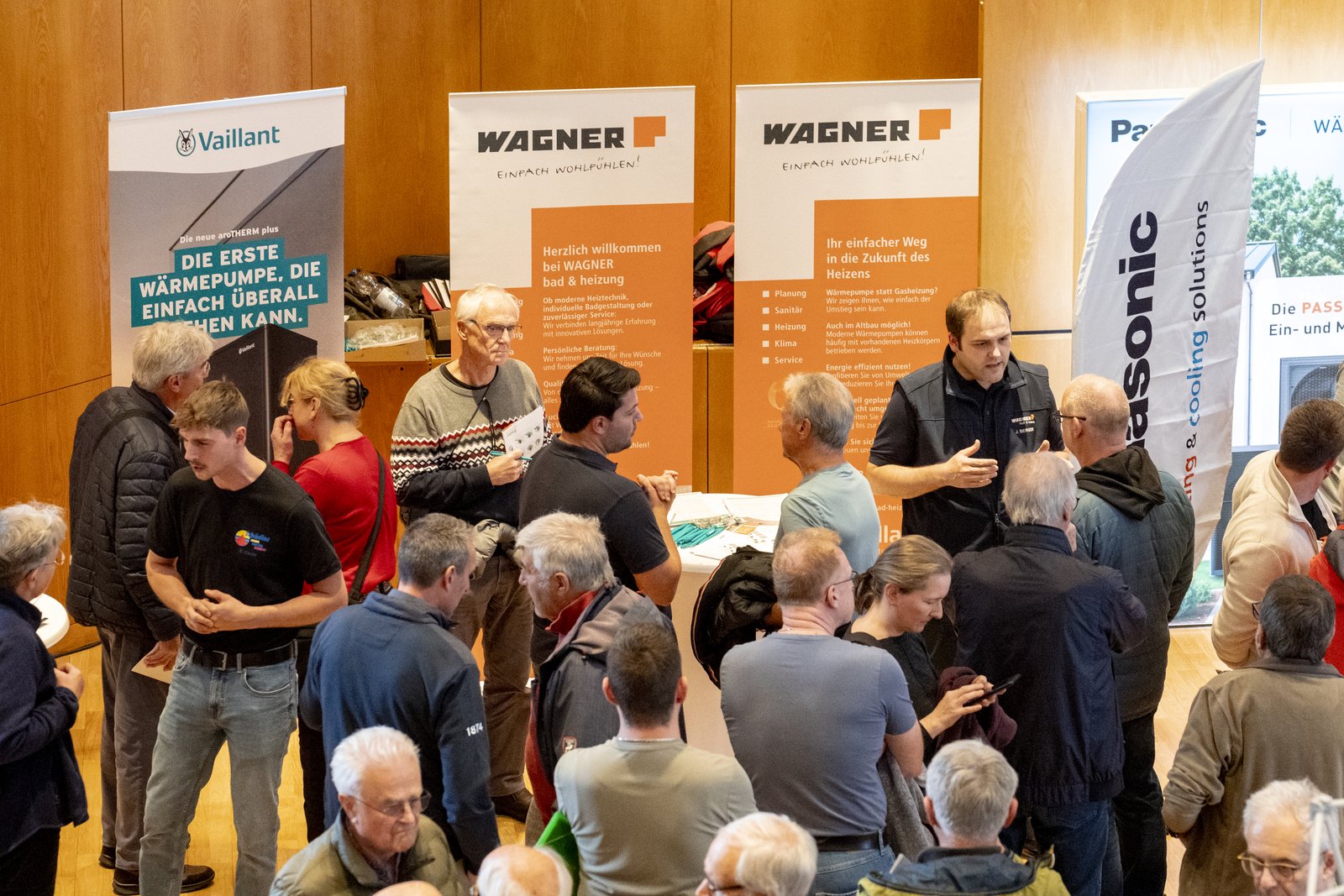 Beratung am Stand: Vaillant mit Wagner Bad & Heizung, daneben Panasonic