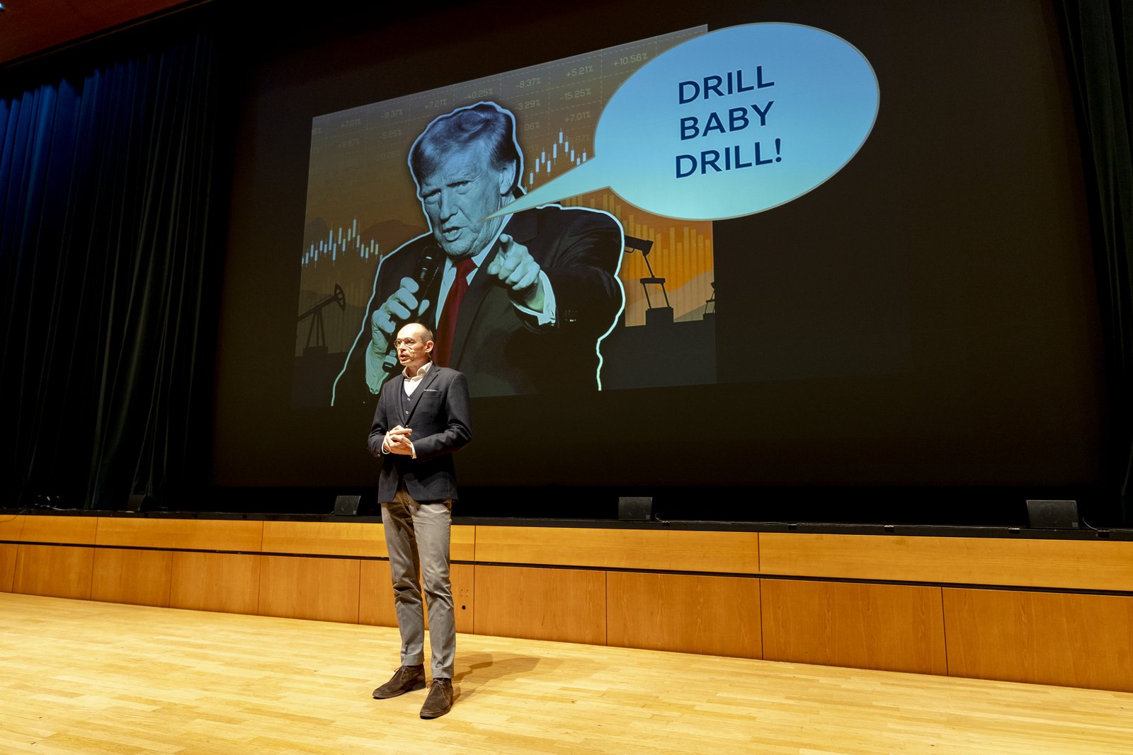 Dr. Marek Miara auf der Bühne vor seiner Folie Drill baby drill