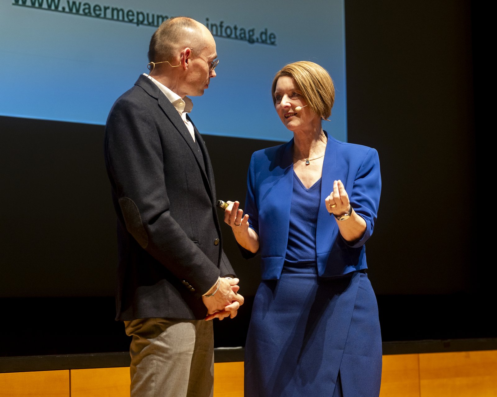 Anja Floetenmeyer-Woltmann und Dr. Marek Miara im Gespräch auf der Bühne