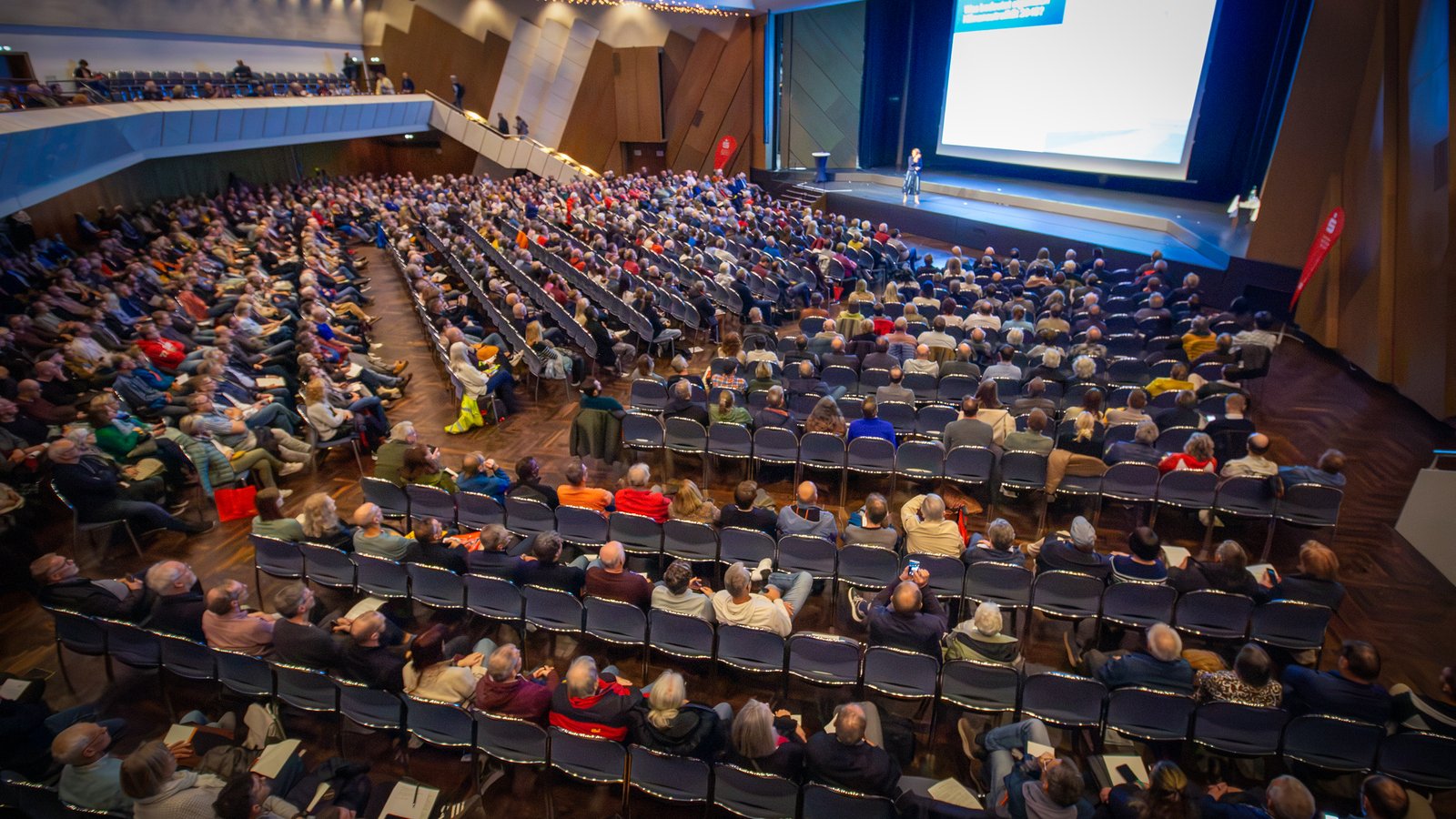 Voll besetzter Franconia-Saal im Congress Centrum Würzburg beim Wärmepumpen-Infotag, Blick vom Rang auf Bühne und Publikum