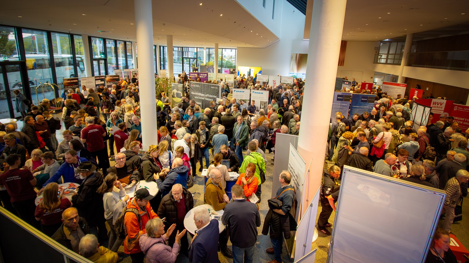 Gedränge im Foyer zwischen den Wärmepumpen-Ständen