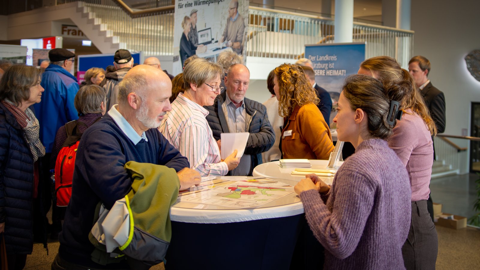 Beratung am Stand: Landkreis Würzburg