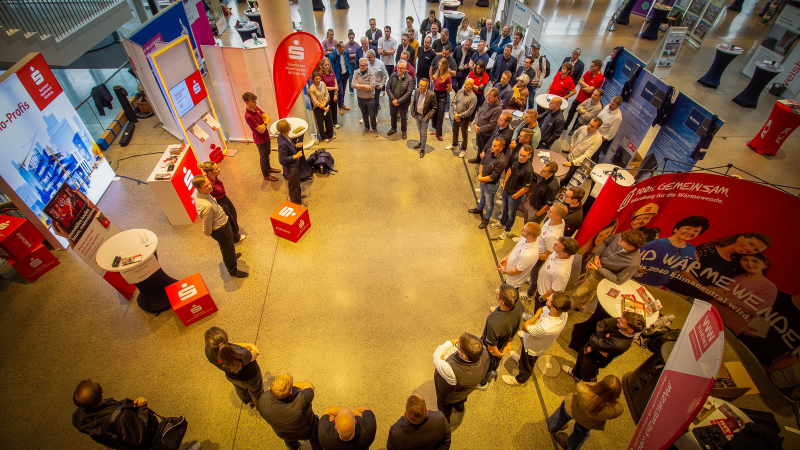 Briefing aller Standteams im Foyer vor dem Einlass