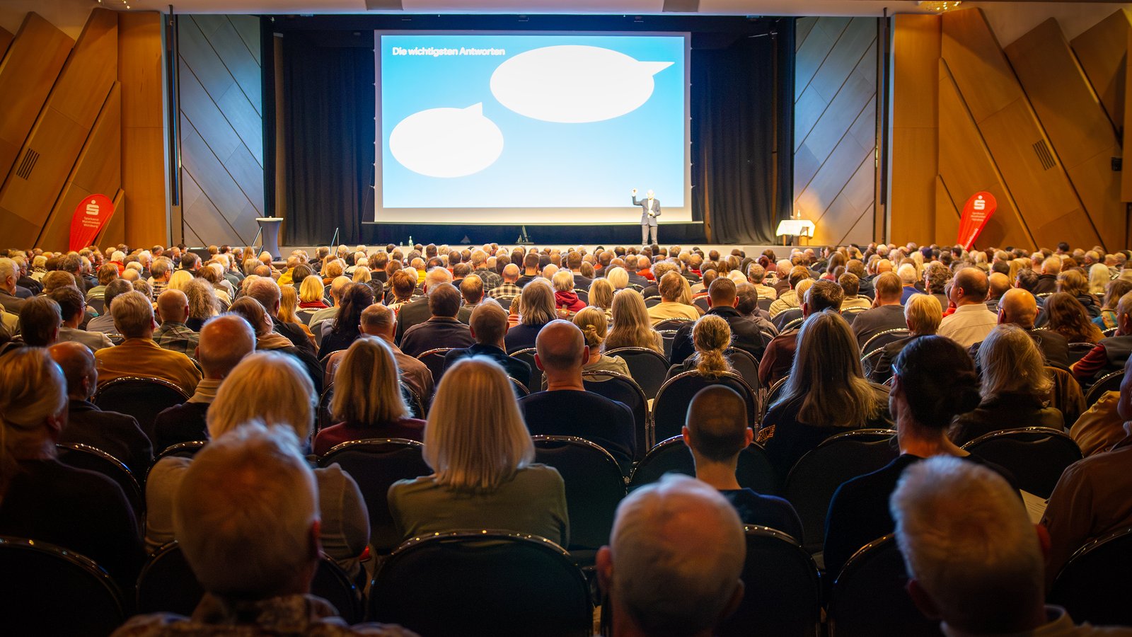 Saal von hinten, voll bis zur Bühne