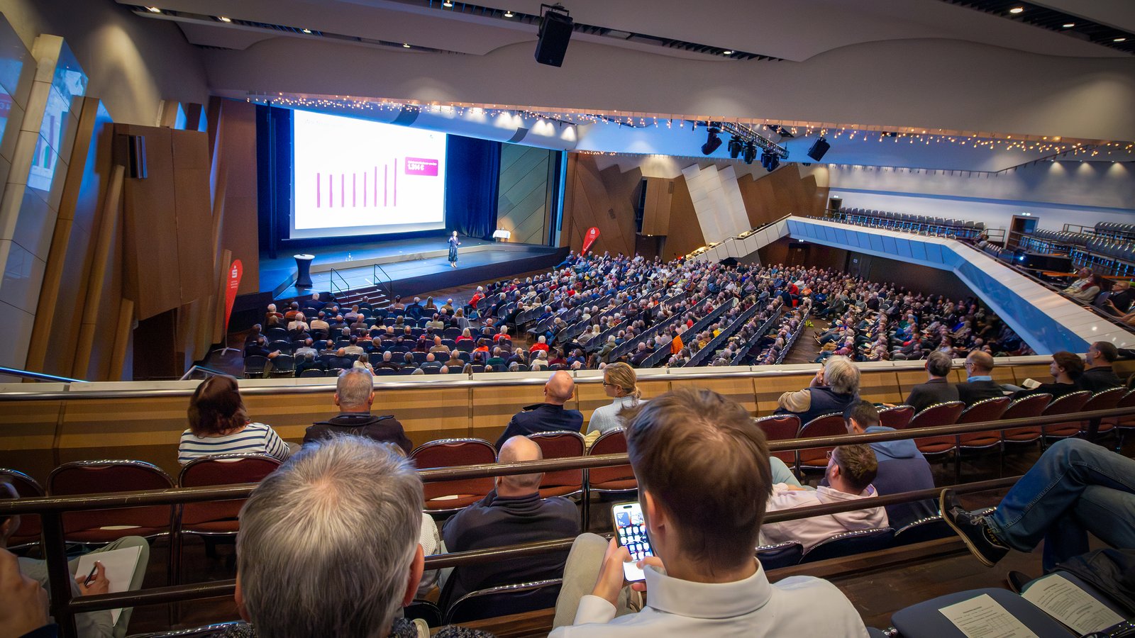 Voller Saal vom Rang aus