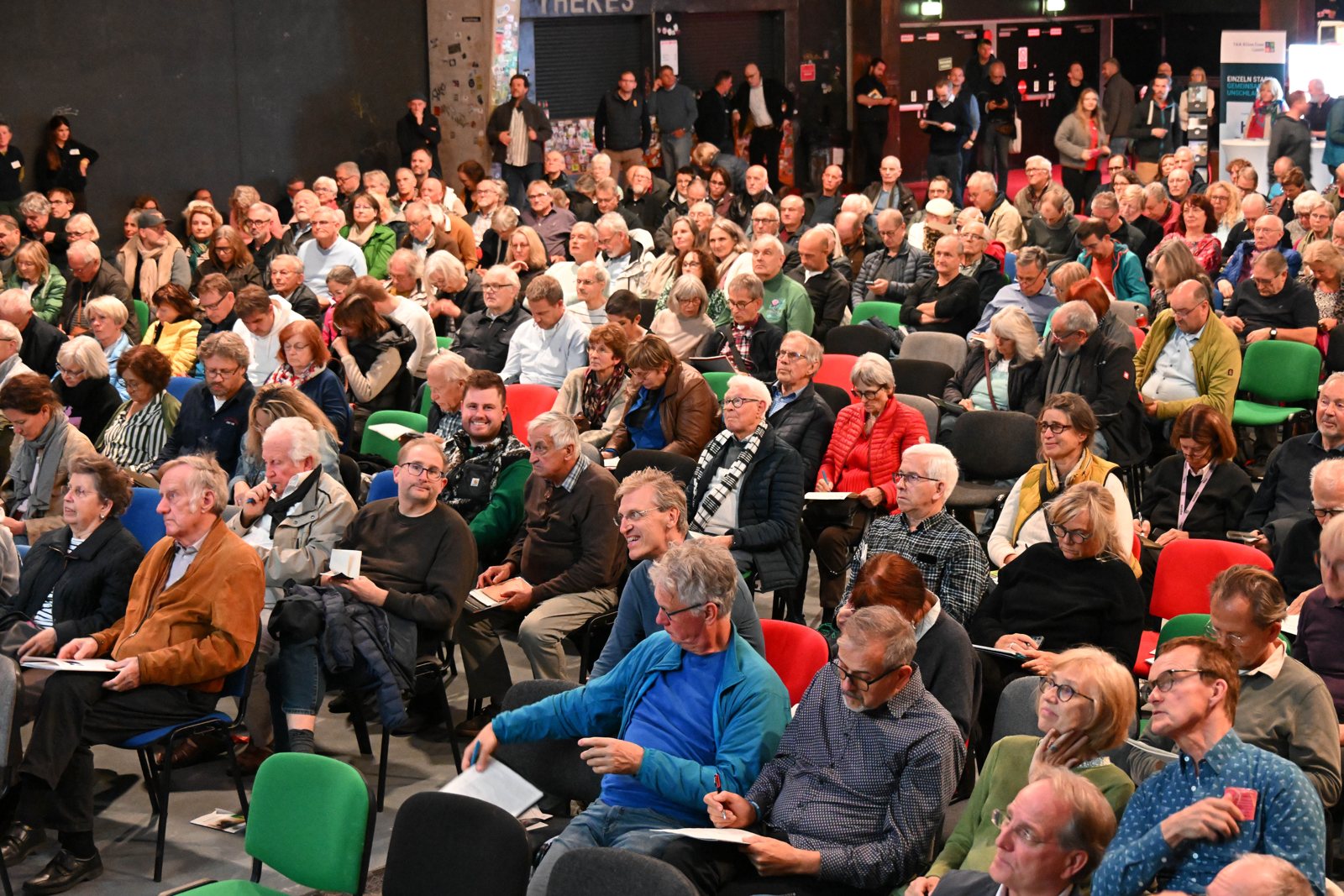 Blick von der Bühne ins voll besetzte Publikum im Schlachthof Wiesbaden