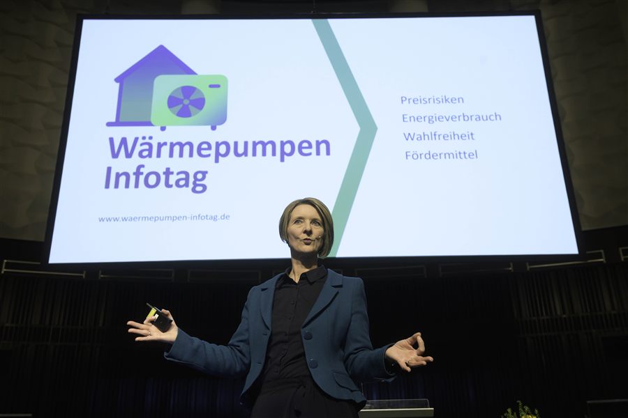 Anja Floetenmeyer-Woltmann auf der Bühne beim Wärmepumpen-Infotag